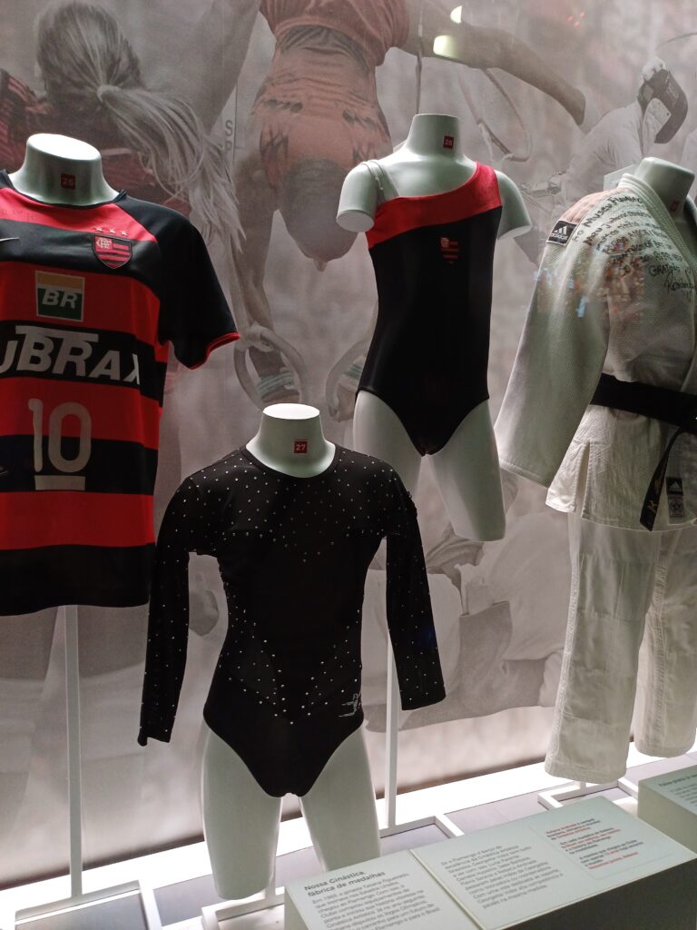 museu do flamengo uniforme das atletas rebeca andrade e jade barbosa