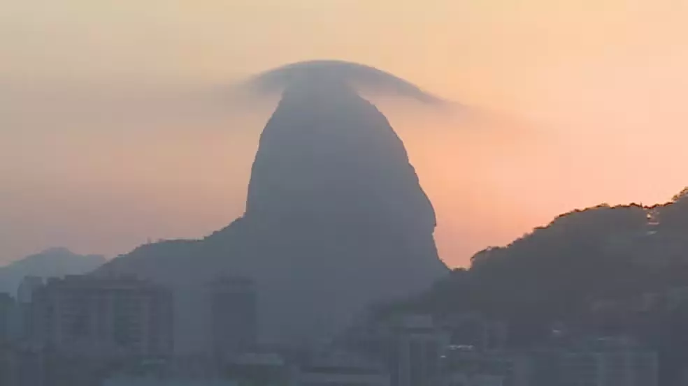 Fenômeno natural cria ‘chapéu de nuvens’ sobre o Pão de Açúcar