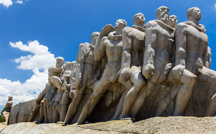 4. O Monumento às Bandeiras é uma Obra de Arte Monumental