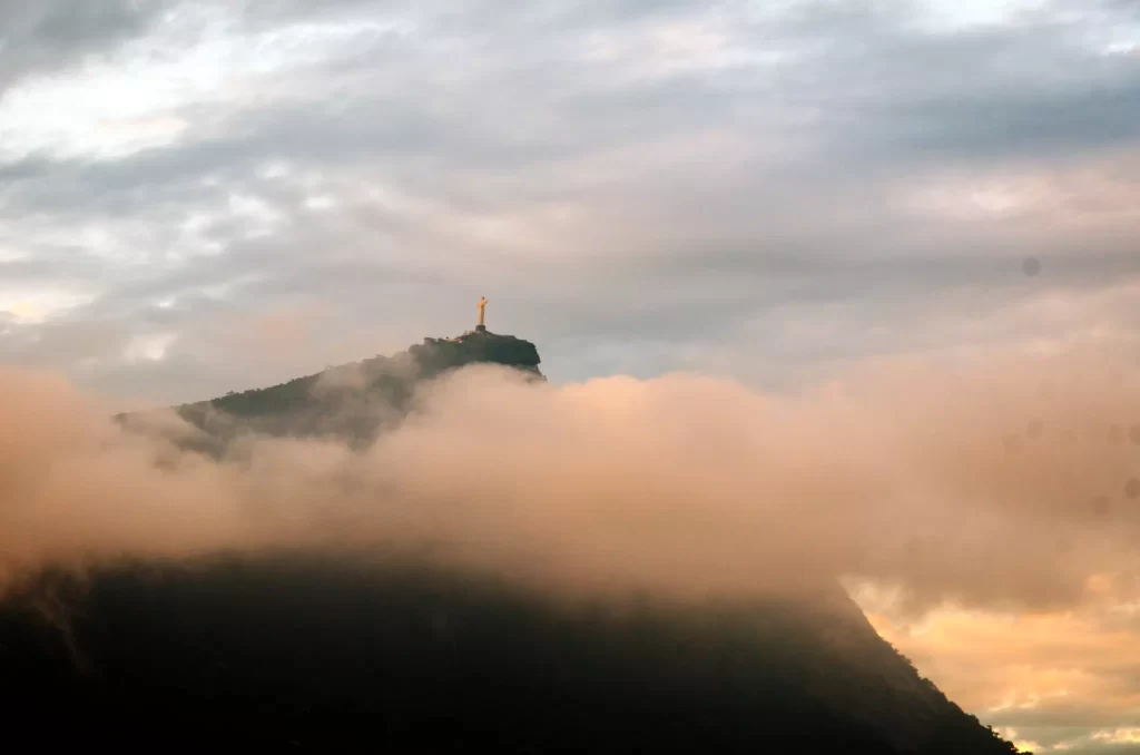 Rio amanhece encoberto por névoa e fumaça, com alerta de calor extremo e baixa umidade