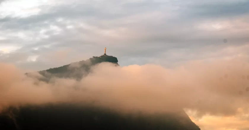 Rio amanhece encoberto por névoa e fumaça, com alerta de calor extremo e baixa umidade