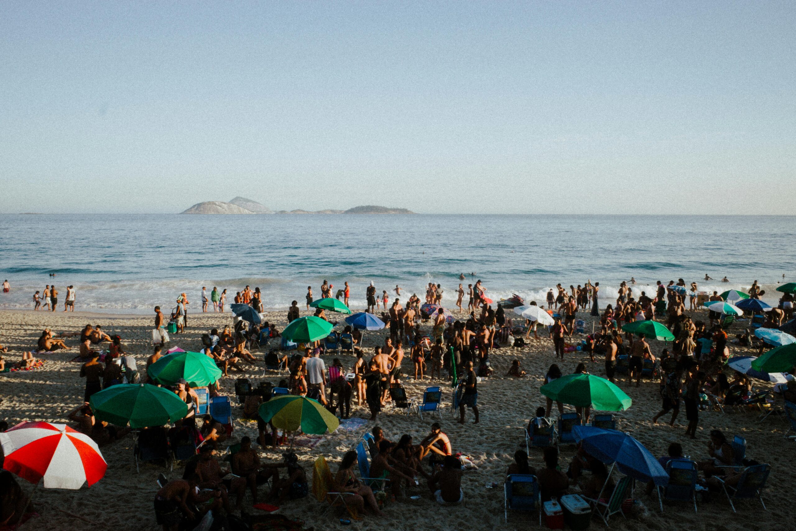 O que levar para a praia: dicas essenciais para garantir a diversão