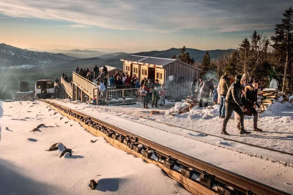A ferrovia Mount Washington Cog em New Hampshire funciona o ano todo, oferecendo viagens de ida e volta no inverno até a estação Waumbek, onde são fornecidos refrescos quentes. Crédito...Mount Washington Cog Railway
