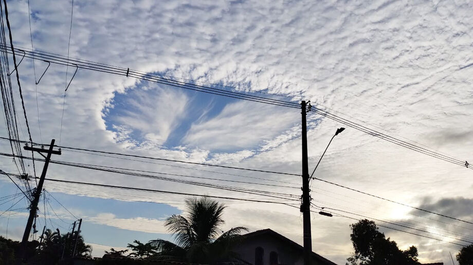 'Buraco no céu' assusta e encanta moradores de Peruíbe (SP)