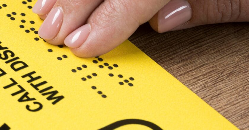 Táxis deverão instalar placas com informações em braille para deficientes visuais