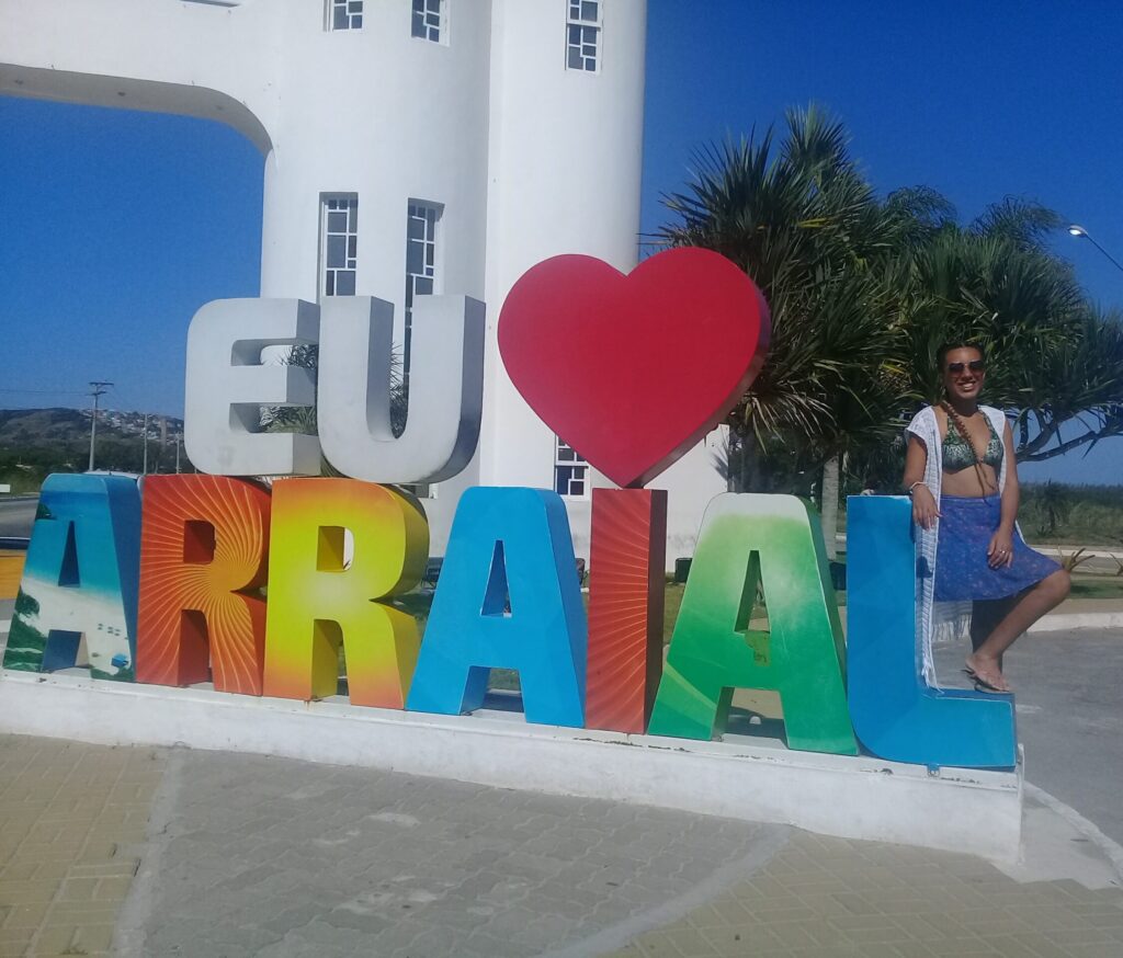 o que fazer em arraial do cabo foto na entrada de arraial
