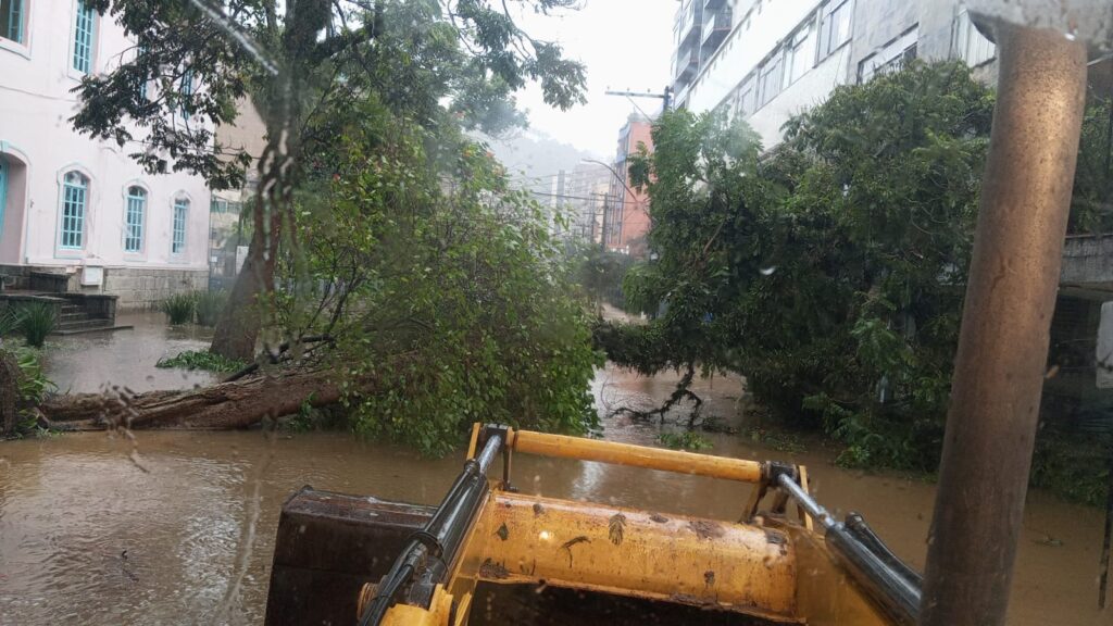 Chuva intensa em Teresópolis causa alagamentos, deslizamentos e interdição de vias