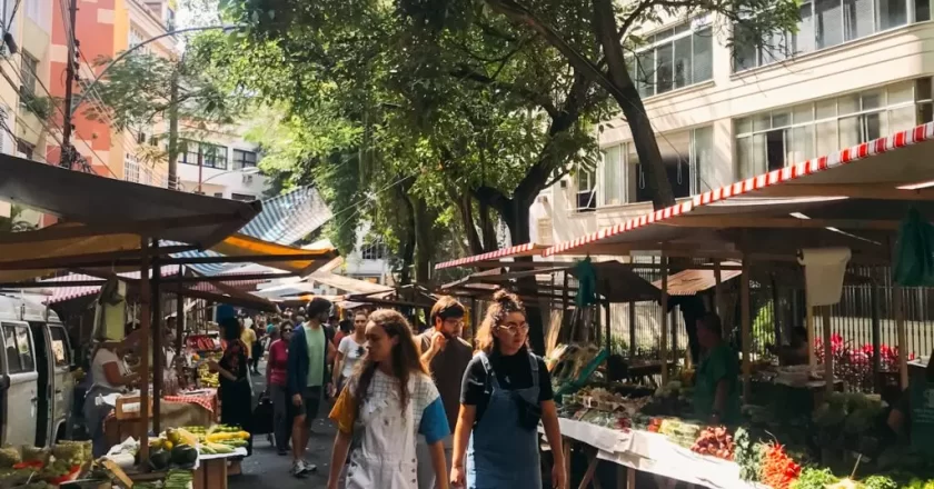 Feiras livres do Rio ficam sem banheiros químicos após Prefeitura interromper serviço sem aviso