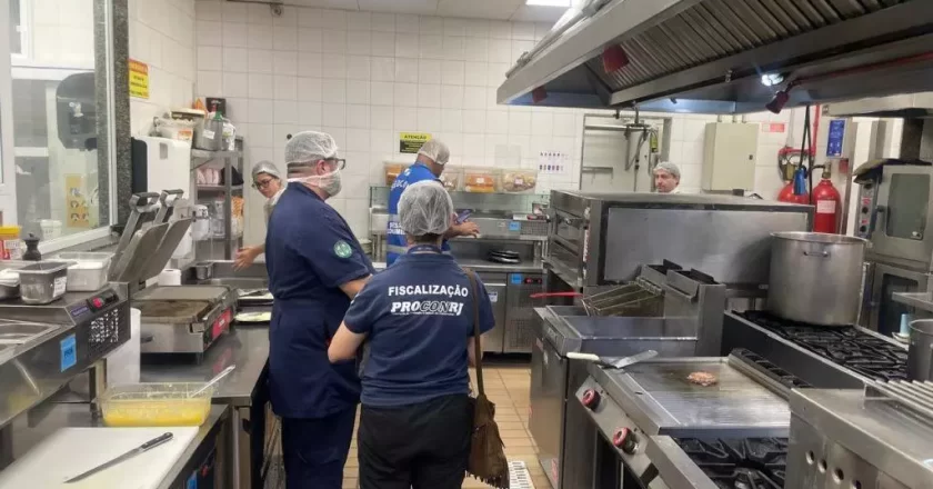 Hotéis em Copacabana são flagrados em fiscalização com alimentos vencidos