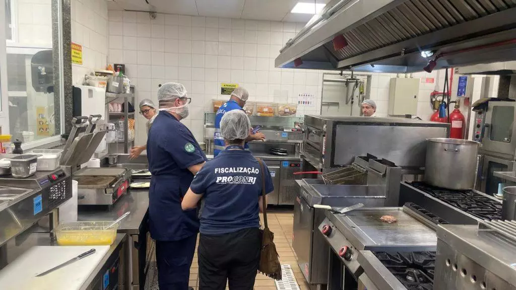 Hotéis em Copacabana são flagrados em fiscalização com alimentos vencidos
