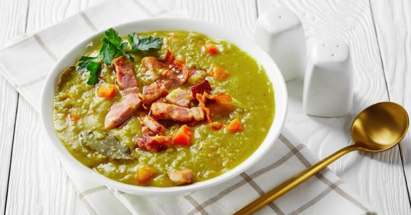 Sopa de Ervilha: receita de como fazer o caldo para os dias frios