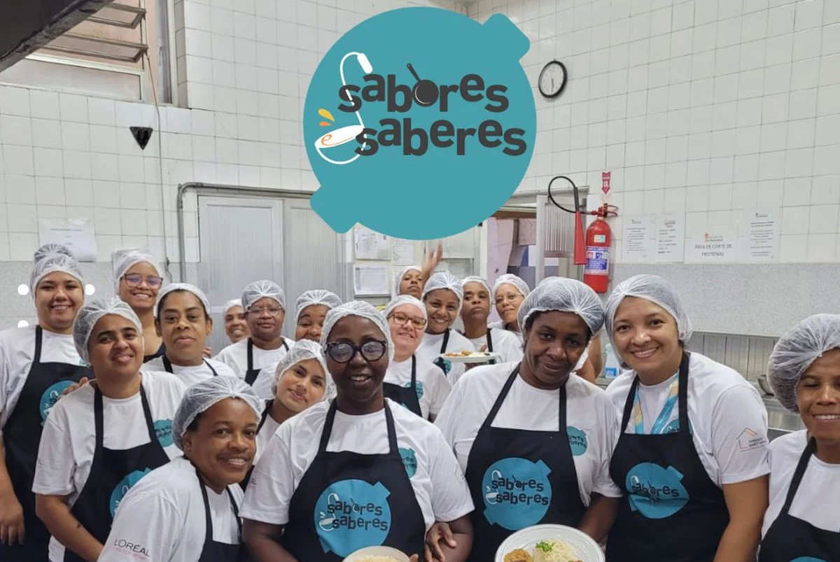 ​A Fundação Darcy Vargas (FDV) está com inscrições abertas para o curso gratuito "Sabores & Saberes", destinado a mulheres maiores de 18 anos em situação de vulnerabilidade social. A iniciativa, apoiada pelo Grupo L’Oréal, busca capacitar as participantes na área da gastronomia, ampliando suas oportunidades no mercado de trabalho.​ Com uma carga horária total de 180 horas, as aulas serão ministradas às segundas, terças e quintas-feiras, das 14h às 17h, com início previsto para 5 de maio. O programa abrange desde técnicas básicas de manipulação de alimentos até temas como segurança no trabalho, cultura alimentar e empreendedorismo feminino. Ao final do curso, as alunas desenvolverão um projeto prático de criação de um empreendimento gastronômico.​ A FDV fornecerá uniforme completo, materiais de estudo e lanche nos dias de aulas teóricas. As participantes que concluírem a formação receberão certificação profissional. O processo seletivo inclui entrevista com a coordenadora do curso e a psicóloga da Fundação, além de uma dinâmica de integração com a equipe organizadora.​ As interessadas podem se inscrever até 4 de abril através do link disponibilizado pela FDV.