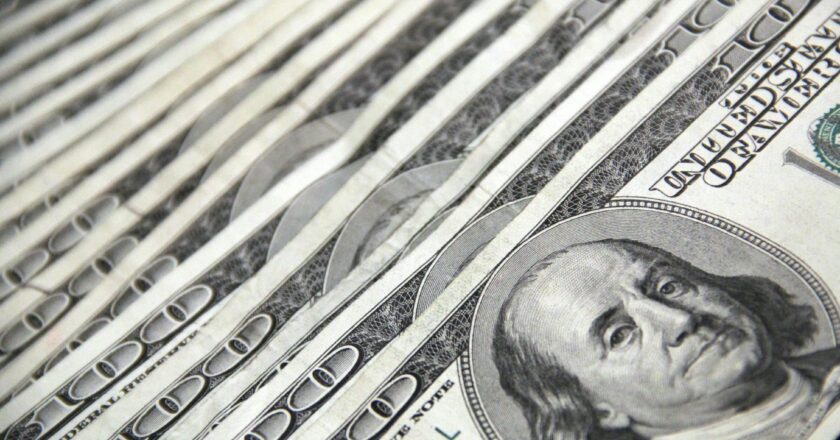 Dólar opera alta e encosta em R$ 6,10 em meio à guerra global de tarifas