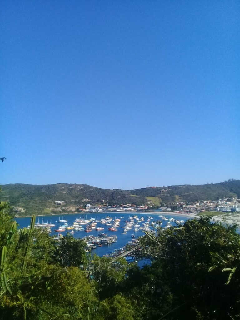 vista da praia dos anjos da trilha da praia do forno em arraial do cabo