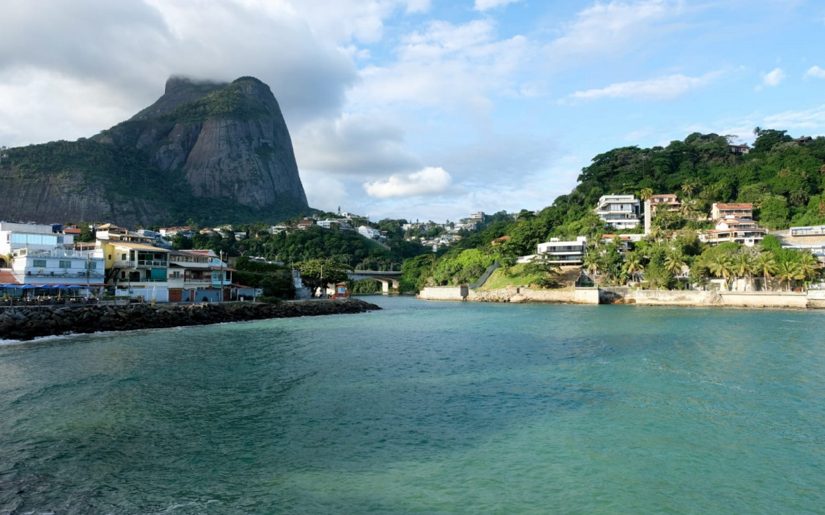 Mancha escura na Praia da Barra da Tijuca assusta banhistas