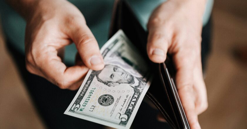 Como comprar dólar de maneira rápida e segura