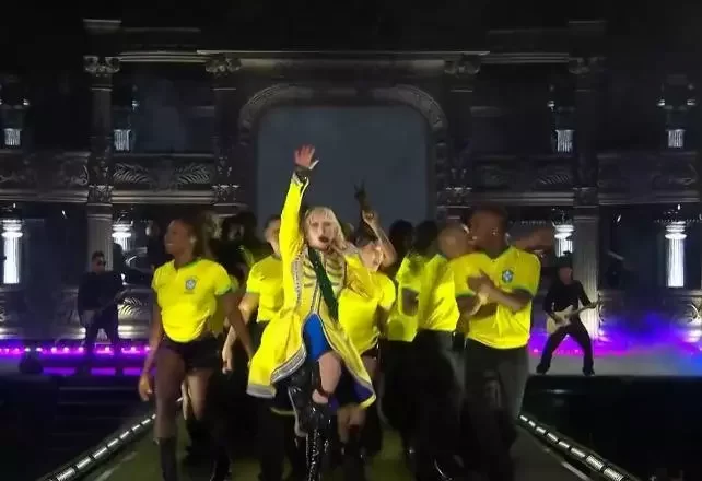 Lady Gaga atrai 2,1 milhões em Copacabana e supera Madonna em noite histórica no Rio
