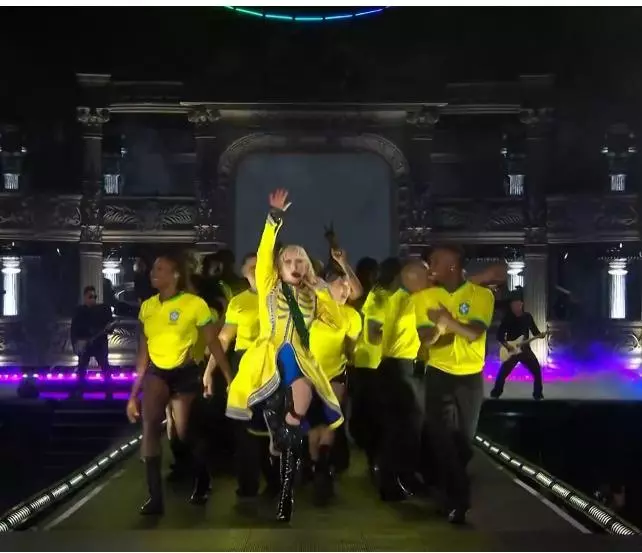 Lady Gaga atrai 2,1 milhões em Copacabana e supera Madonna em noite histórica no Rio