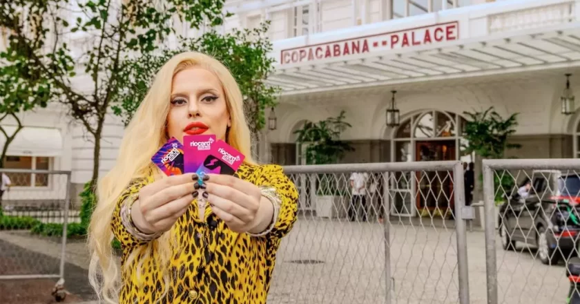 Lady Gaga “chega” ao Copacabana Palace de Riocard em ação divertida com sósia