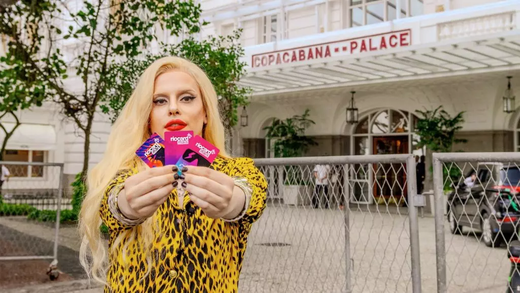Lady Gaga “chega” ao Copacabana Palace de Riocard em ação divertida com sósia