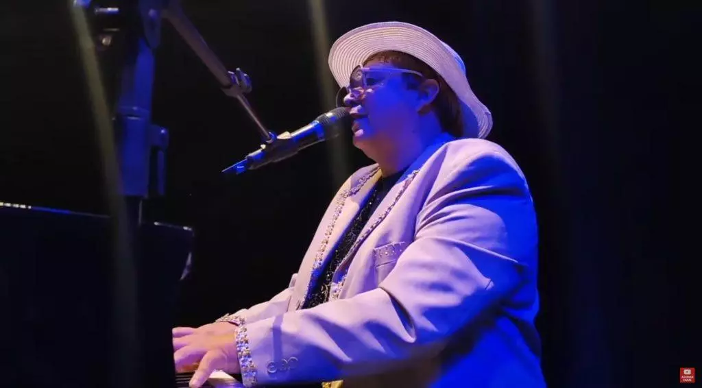 Le Canton celebra Dia das Mães com show em homenagem a Elton John em Teresópolis