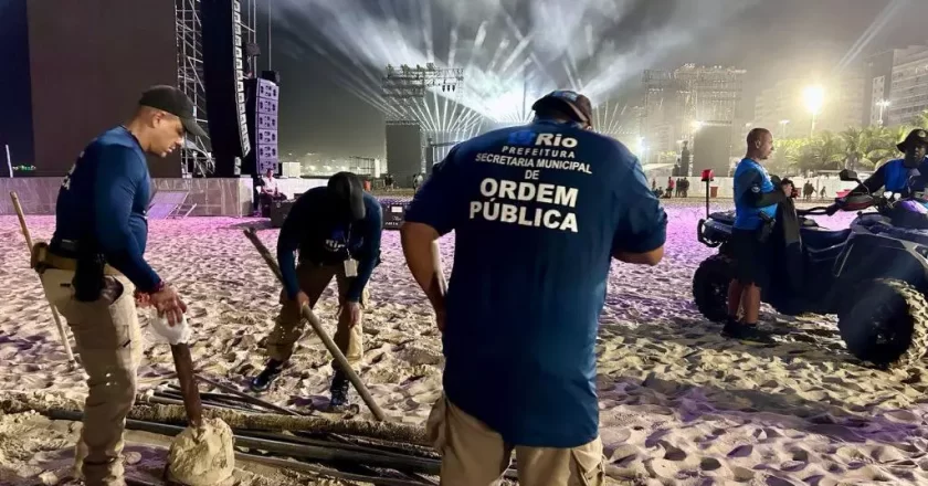 Operação Tatuí apreende barracas e bebidas enterradas na areia de Copacabana antes de show de Lady Gaga