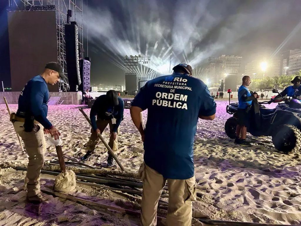 Operação Tatuí apreende barracas e bebidas enterradas na areia de Copacabana antes de show de Lady Gaga