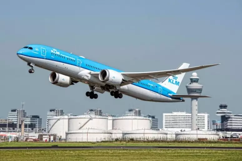Passageiro tem ataque cardíaco em voo da KLM e é salvo por médico a bordo