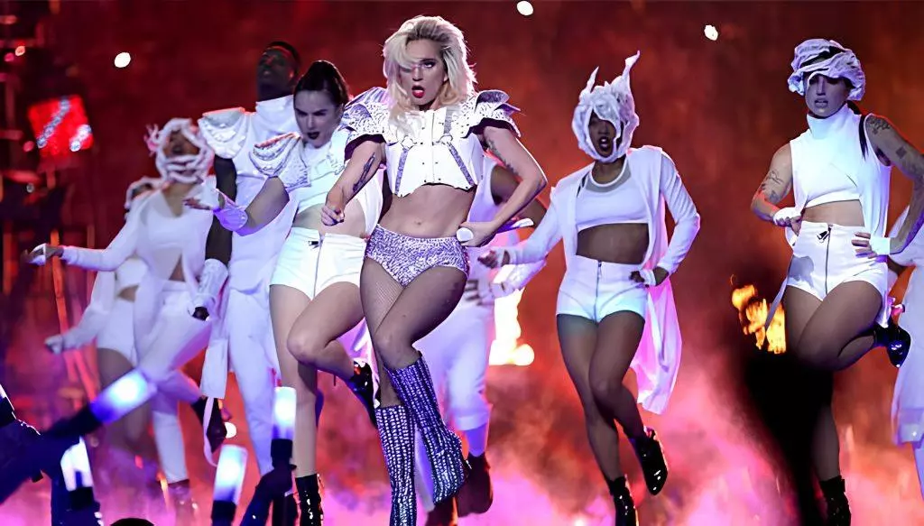 Show de Lady Gaga tem cambistas cobrando até R$ 5 mil por acesso à área VIP
