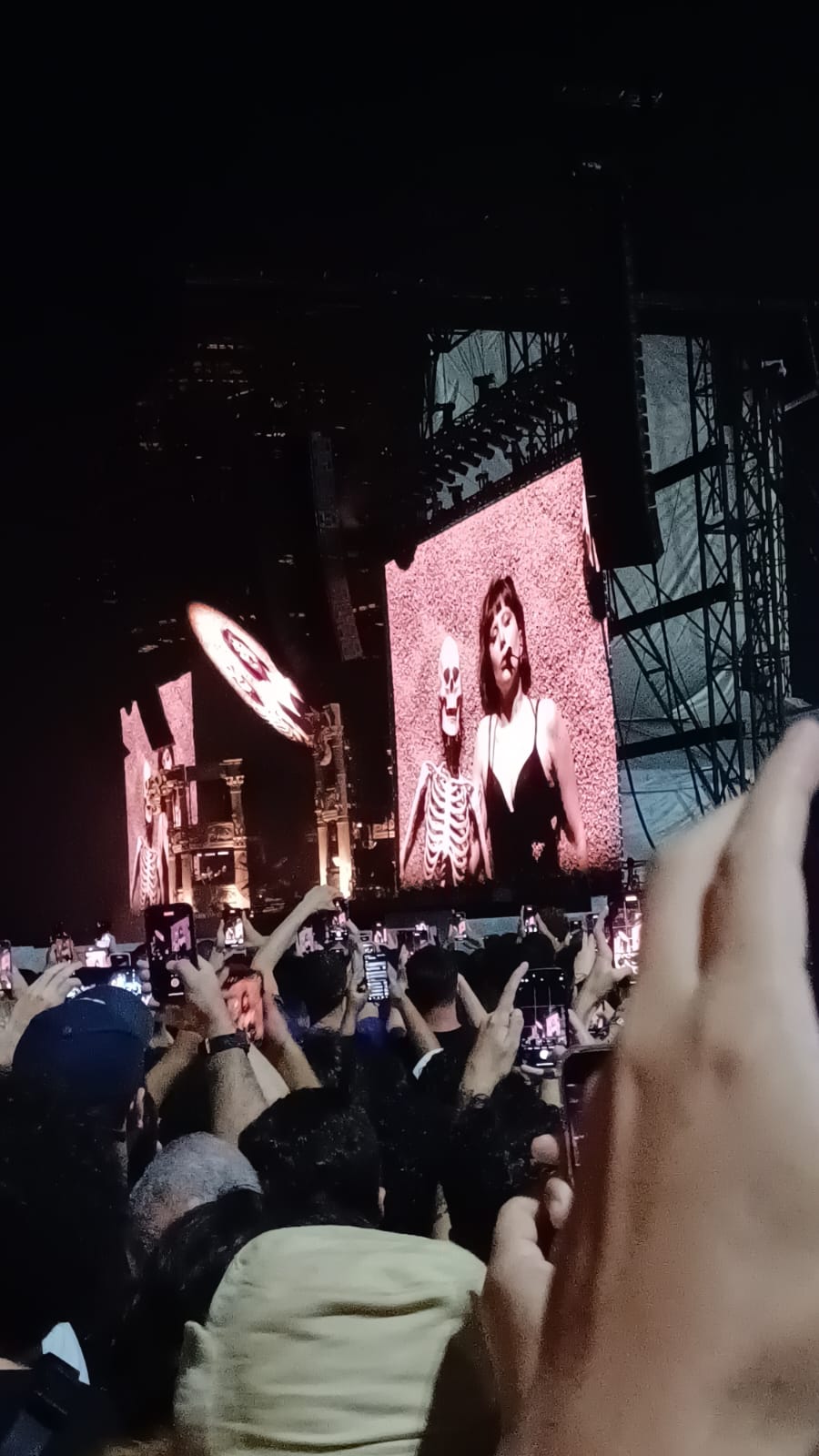 Lady Gaga finalmente aparece e surpreende fãs em Copacabana