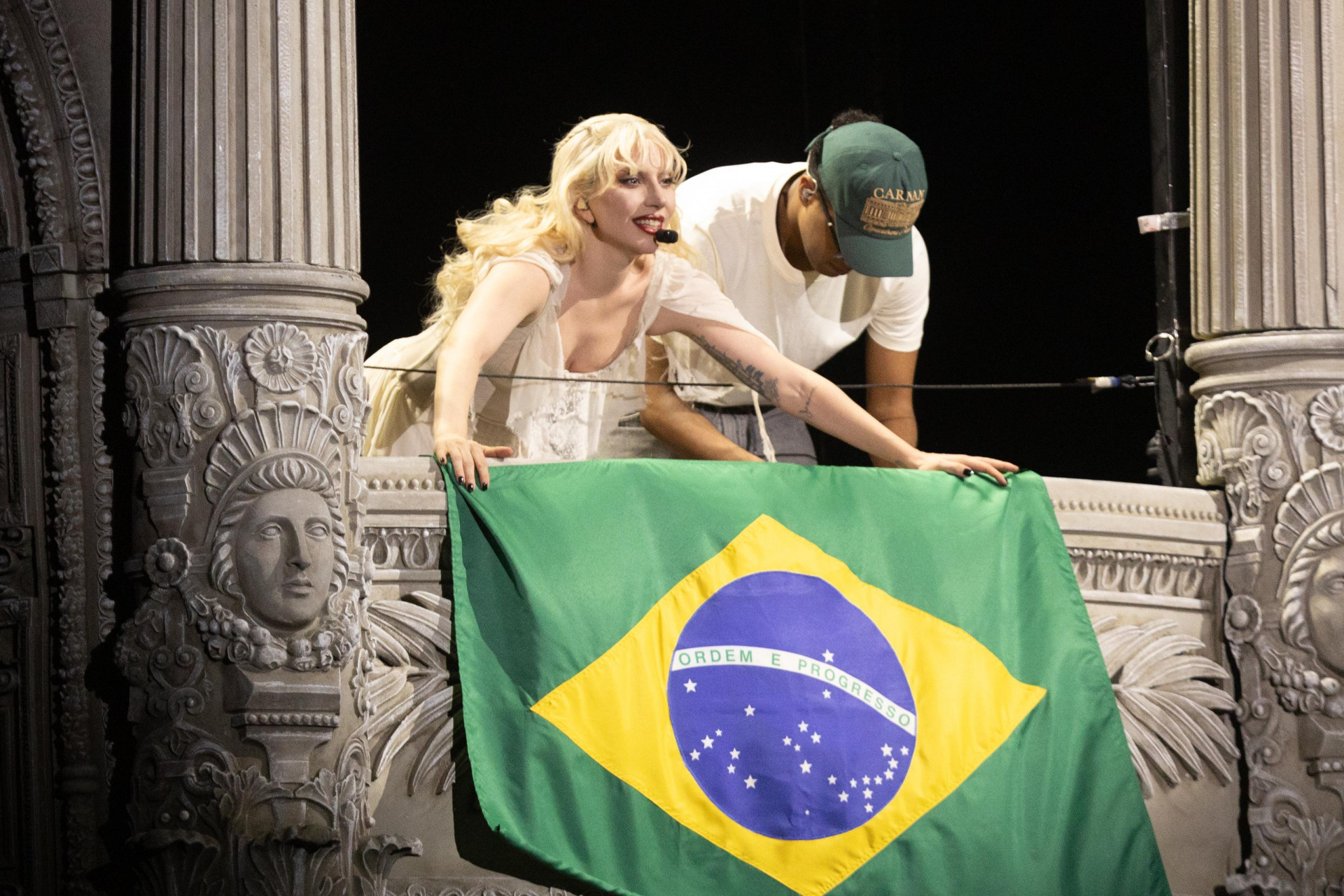 Saiba bem quem é o fã sortudo de Lady Gaga, que leu carta no palco com a diva