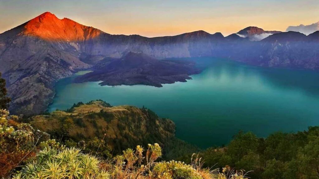 O que atrai turistas ao Monte Rinjani, na Indonésia