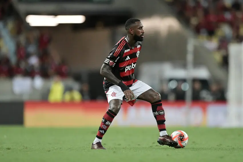Perto de deixar o Flamengo, Gerson tem conversa com Ancelotti antes de treino da Seleção