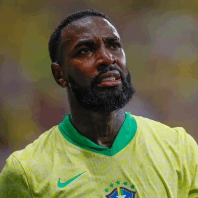 Perto de deixar o Flamengo, Gerson tem conversa com Ancelotti antes de treino da Seleção