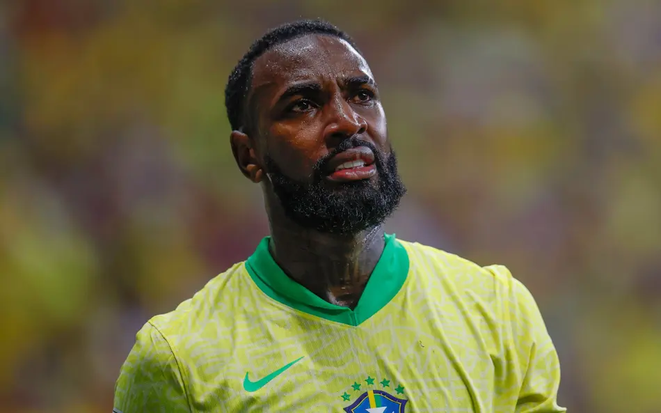 Perto de deixar o Flamengo, Gerson tem conversa com Ancelotti antes de treino da Seleção
