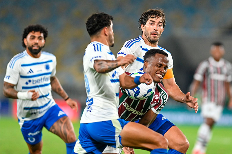 Cruzeiro vence o Fluminense e assume a liderança do Brasileirão