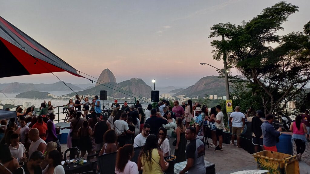 vista da roda de samba no mirante do pedrão