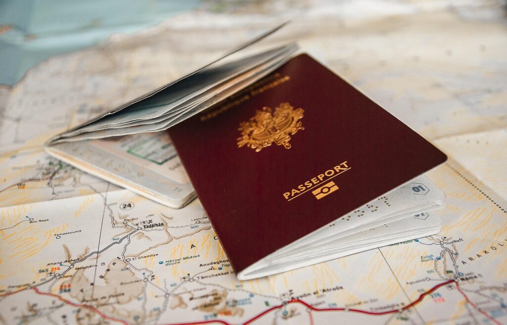 Fim de uma era Europa inicia transição do carimbo de passaporte para sistema eletrônico