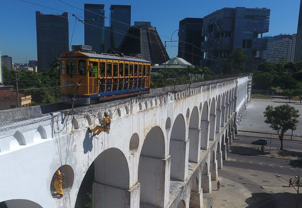 Pintura dos Arcos da Lapa será refeita com cal virgem e alpinistas especializados