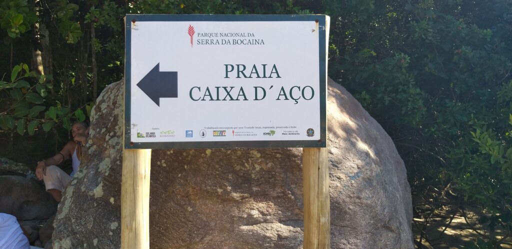 Início da trilha para a Praia do Cachadaço, em Trindade Praia do Meio