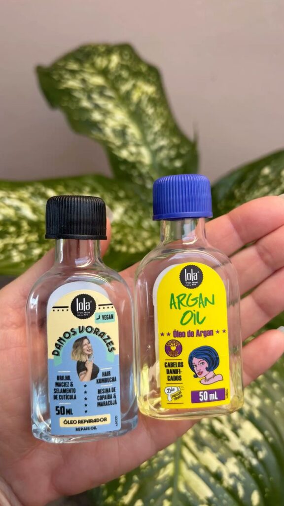 O Lola Cosmetics Argan Oil é um dos óleos capilares Lola mais vendidos, conhecido por suas propriedades nutritivas e restauradoras. Rico em vitamina E e ácidos graxos, ele hidrata profundamente e devolve o brilho natural dos cabelos.