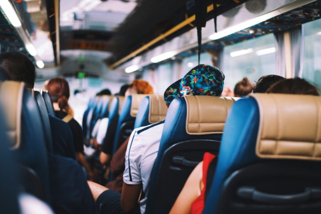 5 Coisas irritantes em viagens de ônibus que VÃO acabar com seu descanso