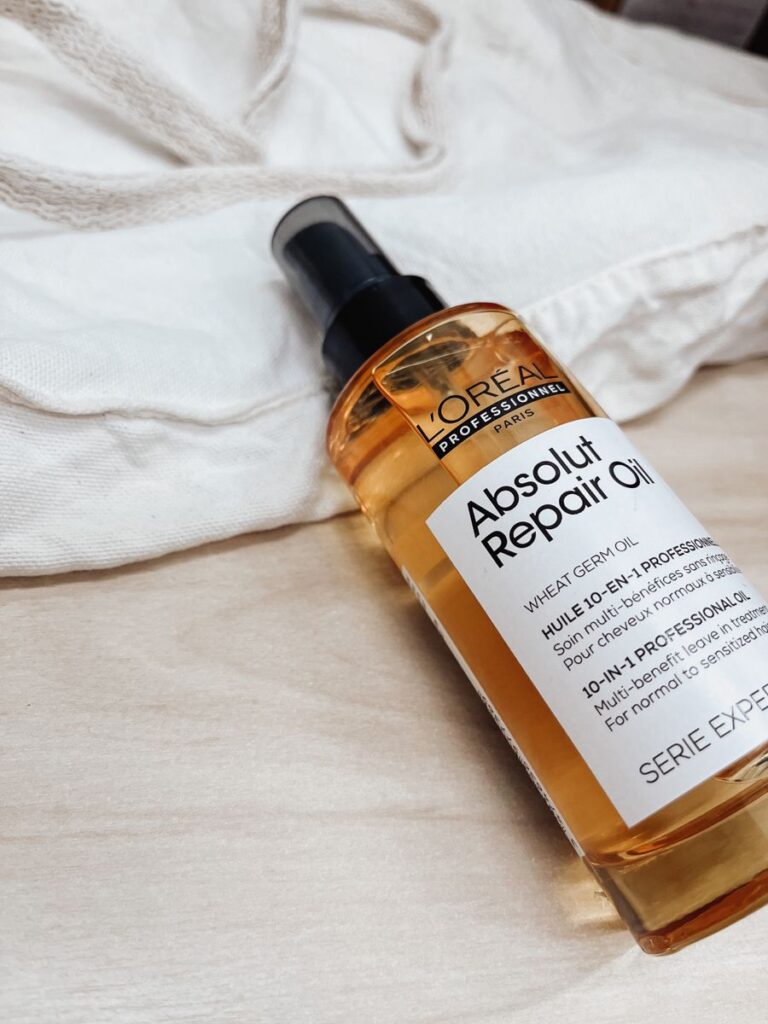 O L’Oréal Professionnel Serie Expert Absolut Repair Gold Quinoa 10in1 é um óleo capilar multifuncional, que reúne 10 benefícios em um só produto. Ele nutre, repara, protege do calor e controla o frizz, sendo um dos 100 óleos capilares L’Oréal Elseve mais procurados.