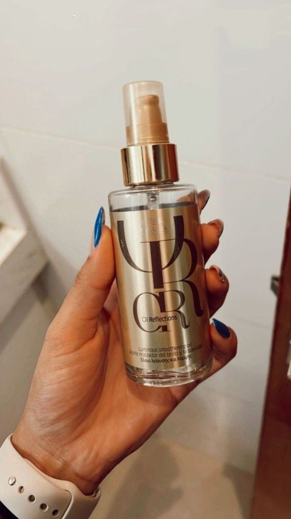 O Wella Professionals Oil Reflections é um óleo capilar sofisticado, desenvolvido para quem deseja brilho intenso e maciez incomparável. Com fórmula leve e absorção rápida, ele trata os fios sem deixá-los pesados, sendo ideal para cabelos finos ou com química.