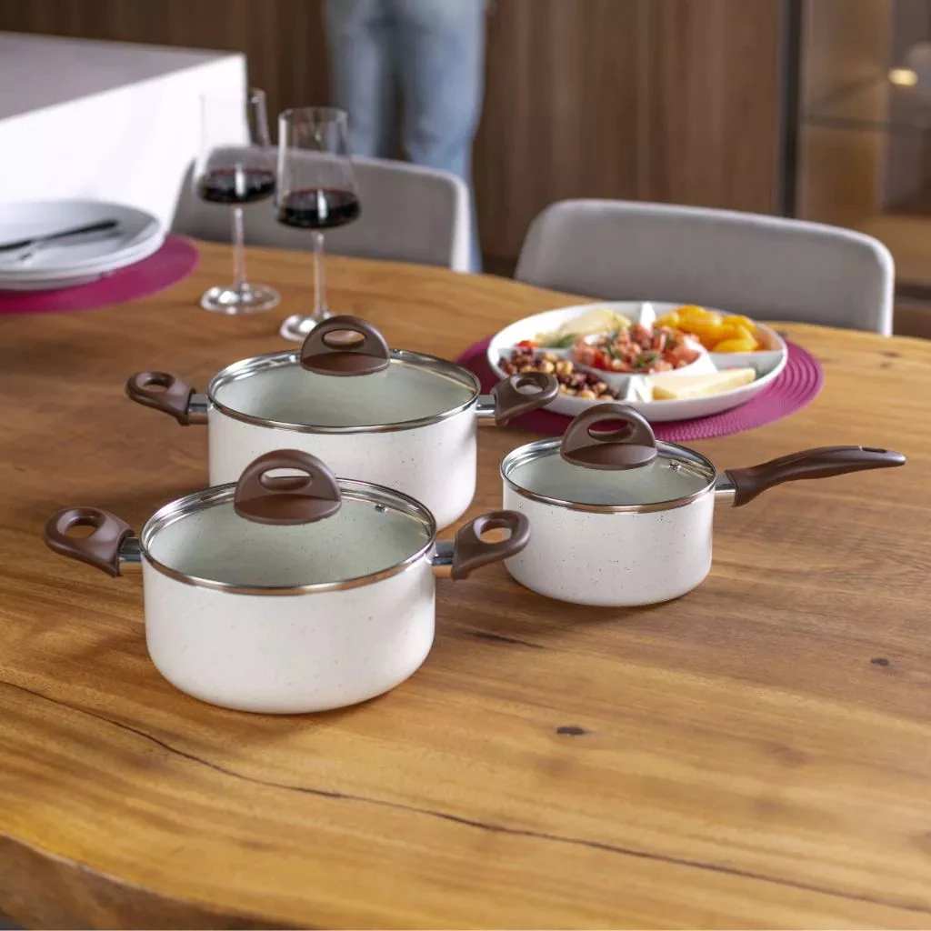 Entre os melhores jogos de panelas da Brinox, a linha Vanilla Ceramic Life Smart Plus é sinônimo de sofisticação. Feitas em alumínio de alta espessura, as panelas possuem revestimento cerâmico, ideal para preparar receitas sem óleo. 