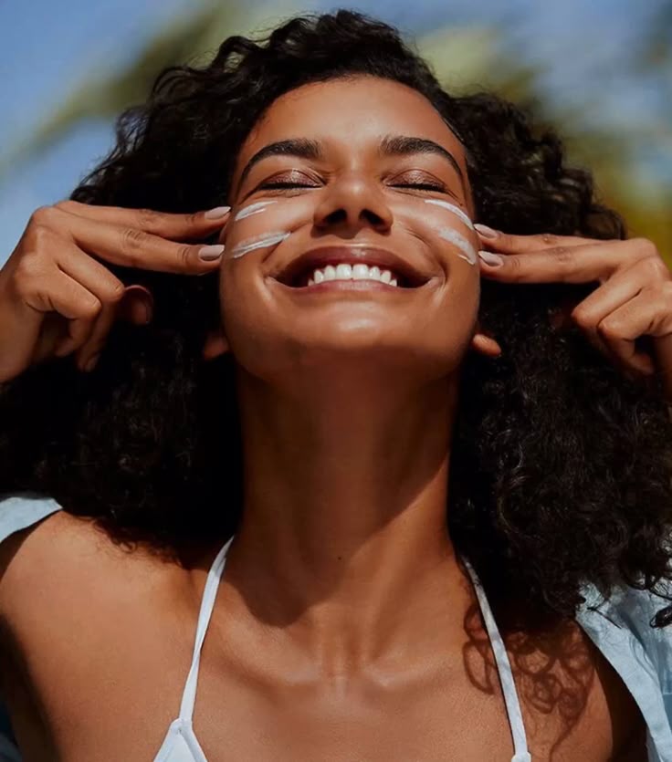 Por que a ordem do skincare é tão importante? Além disso, muitos ativos funcionam melhor quando combinados na sequência certa. A ordem skincare vitamina C, por exemplo, exige que você aplique o antioxidante na pele limpa e antes do hidratante, para garantir maior penetração. Já o protetor solar sempre deve ficar por último na rotina diurna, pois cria uma barreira física e química que não pode ser coberta por outros produtos.