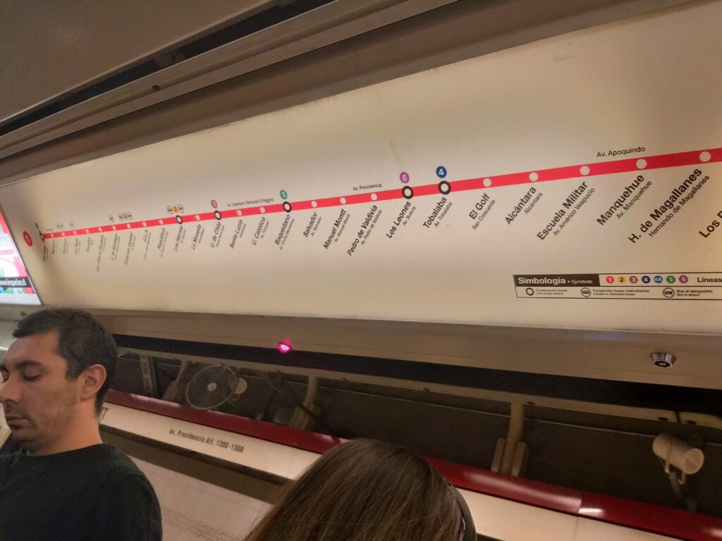Chegar ao maior mirante do Chile é bastante simples. A maneira mais prática é utilizando o metrô de Santiago, descendo na estação Tobalaba, que fica a poucos minutos de caminhada do local.