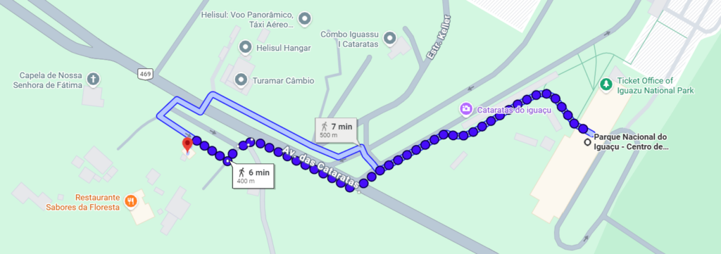 Qual é a distância entre o Parque das Aves e as Cataratas do Iguaçu? A distância entre o Parque das Aves e o Centro de Visitantes das Cataratas do Iguaçu é de apenas alguns metros. Na prática, os dois atrativos ficam um em frente ao outro, o que permite fazer o deslocamento a pé em poucos minutos.