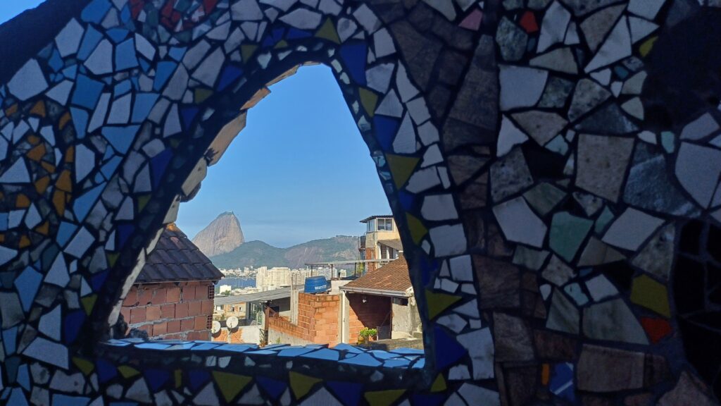 O The Maze é um hostel boutique instalado na Favela Tavares Bastos, no Catete, que se destaca por oferecer uma experiência muito além da hospedagem tradicional.