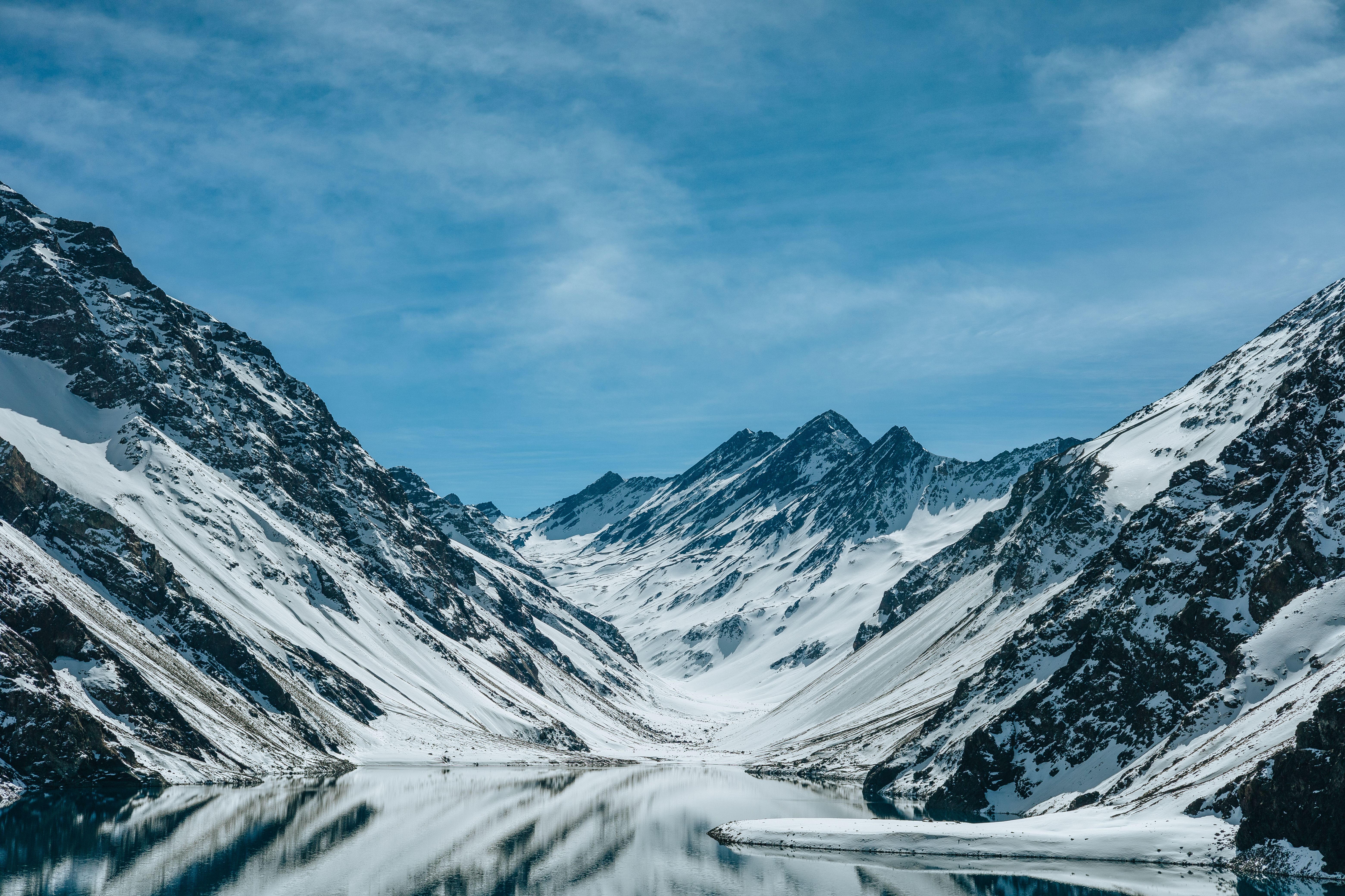 Paisagem de inverno no Chile, com montanhas próximas a Santiago